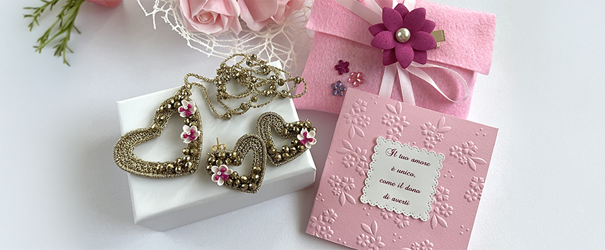 gioiello floreale con fiore che non appassisce per regalo festa della mamma originale