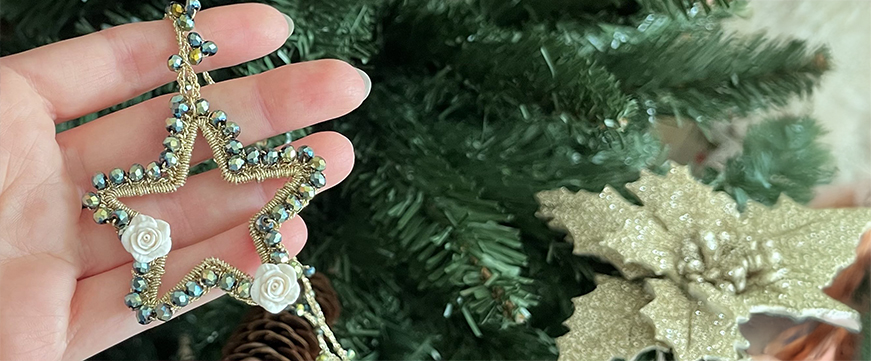 gioielli floreali collezione christmas abbinati ad outfit natalizi eleganti luminosi e raffinati