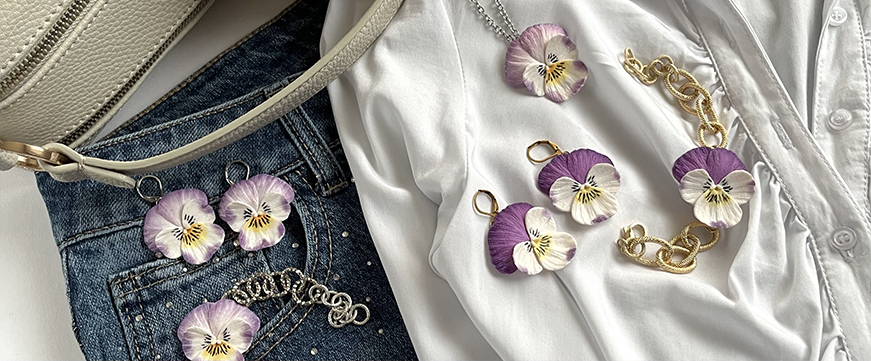 gioiello artigianale viola del pensiero Fior di Luna Bijoux simbolico elegante fatto a mano