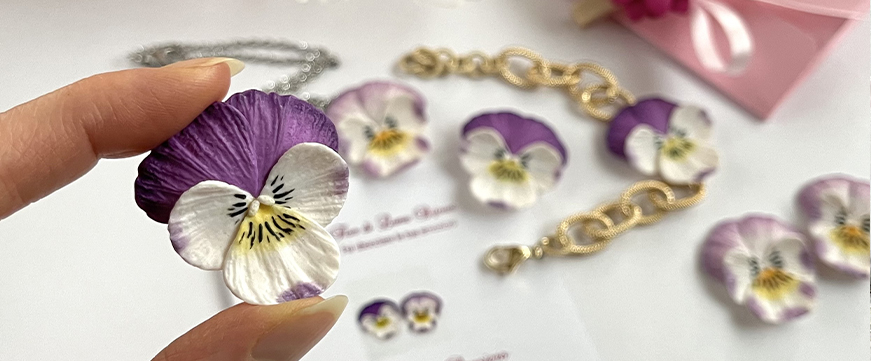 Gioiello floreale artigianale ispirato alla viola del pensiero simbolo d’amore