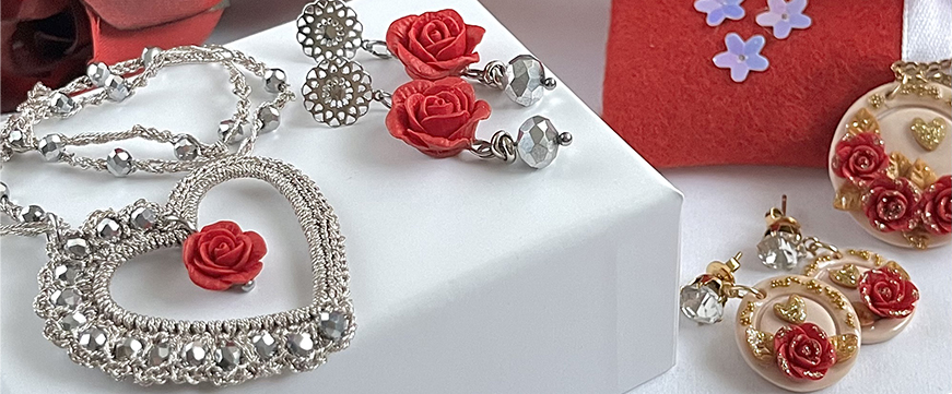 Gioiello floreale artigianale con rosa simbolo d’amore, regalo romantico per San Valentino