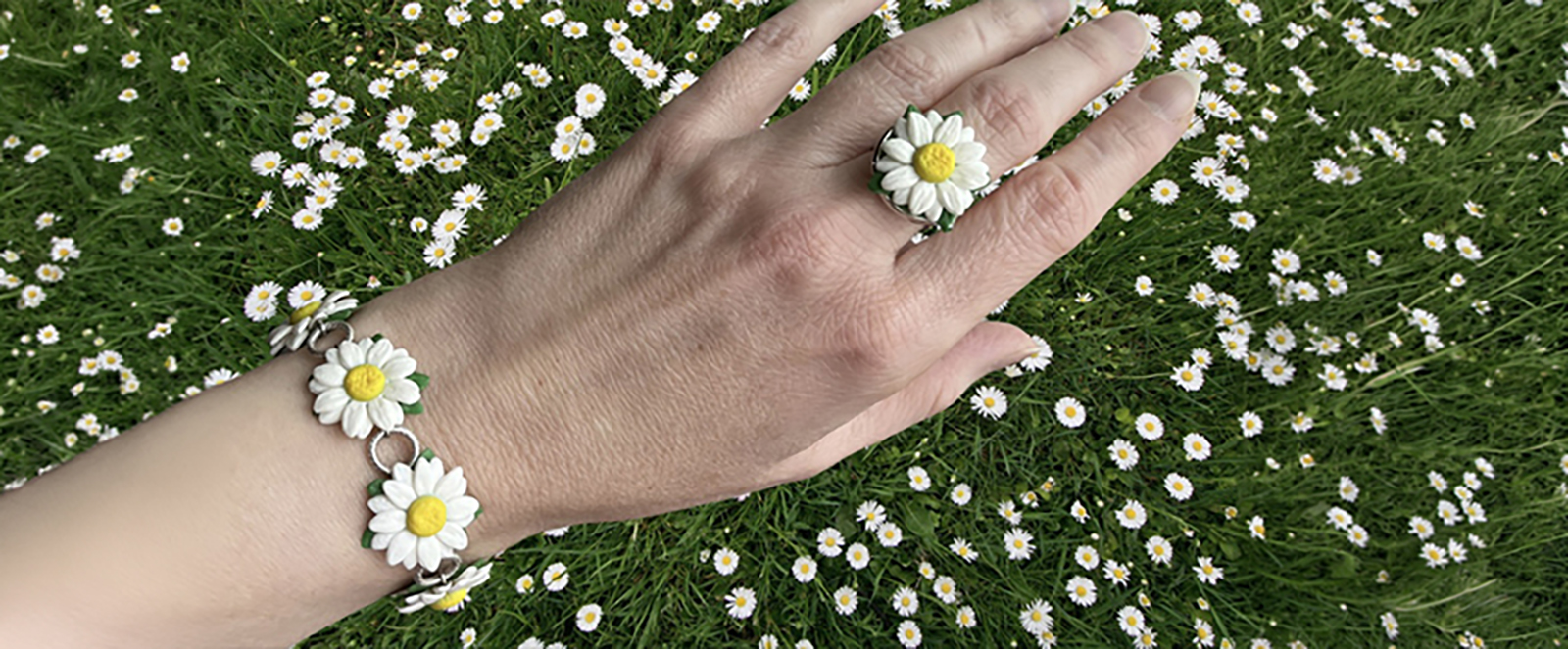 gioielli floreali ispirati ai fiori di primavera con significato simbolico e dettagli artigianali