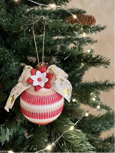 Rosa bianca con pallina rossa, bianca e beige