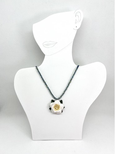 Bianca e gialla con cristalli verdi  